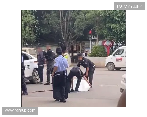 目击者忆亚马尔父亲遇刺:停车场遭捅三四刀 目击者忆亚马尔父亲遇刺:停车场遭捅三四刀